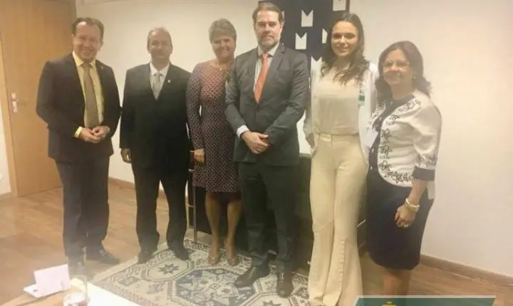 Relator do caso de menina de 12 tem fotos com ministros do STF