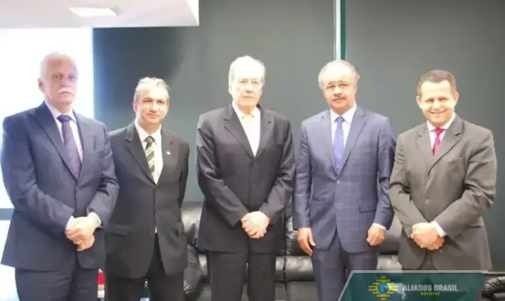 Relator do caso de menina de 12 tem fotos com ministros do STF