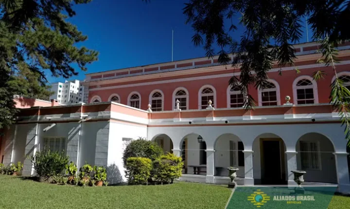 Saiba como é por dentro de palácio de R$ 70 milhões no centro de briga da Família Imperial