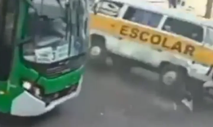  Sete crianças ficam feridas em colisão entre ônibus e van escolar em Passo Fundo (RS)