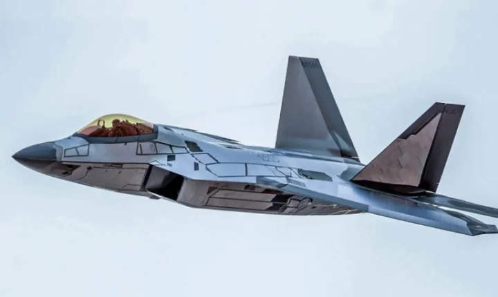 Sob ordens de Trump, caças dos EUA bombardeiam alvos militares dentro do Irã
