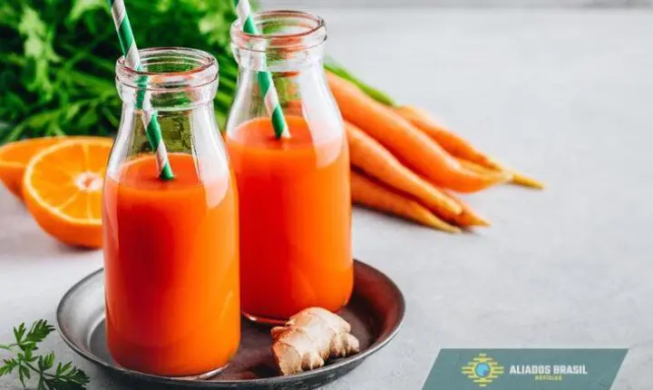 Suco de laranja com cenoura; veja por que tomar e receita caseira