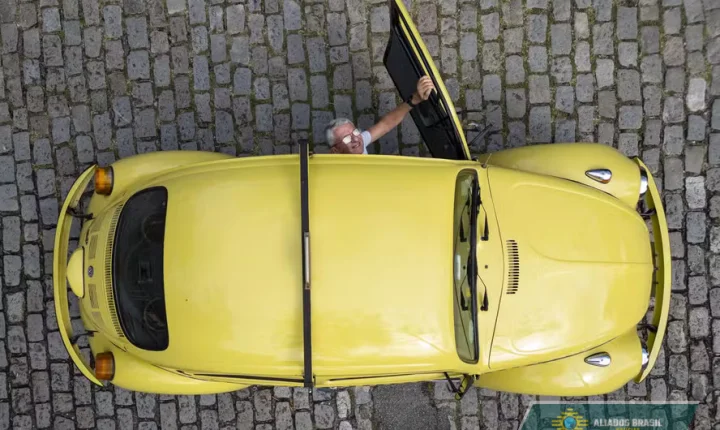Trinta anos após sair de linha, o Fusca é cada vez mais icônico: atrai olhares, coleciona fãs e inspira histórias de amor