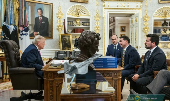 Trump publica foto com Flávio: 