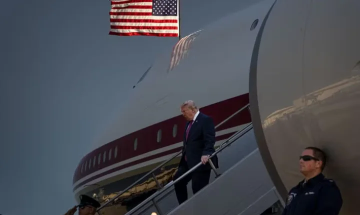 Trump trocou de avião após ameaça de ataque ligada ao Irã, diz jornal