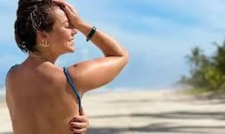 Uau! Paolla Oliveira posa de topless para ensaio na praia; fotos