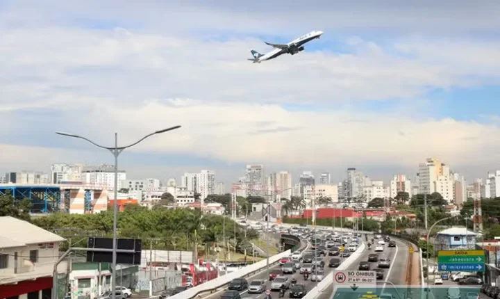 Vai viajar de carro? Veja como preparar o veículo para evitar imprevistos