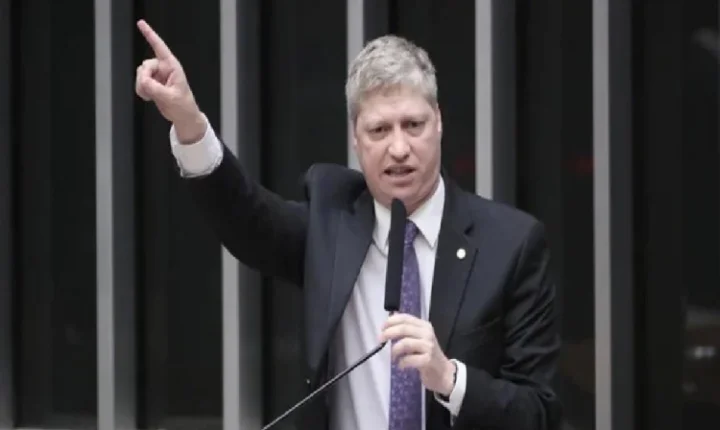 Van Hattem diz que Múcio pediu desculpas para ele após discussão com general