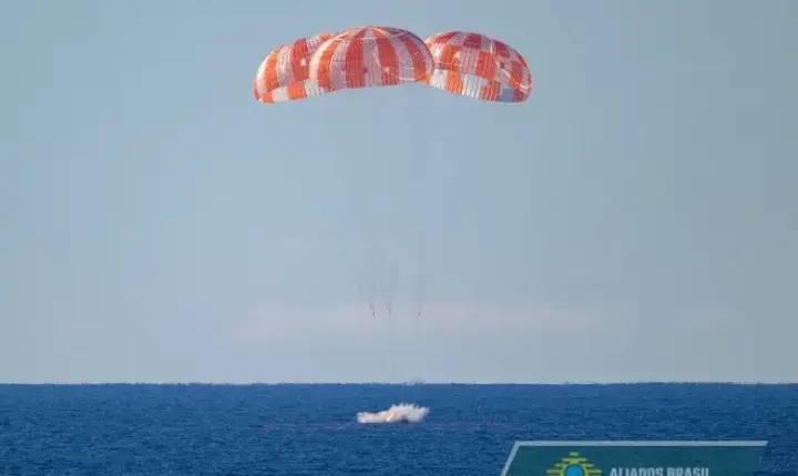 Veja o momento do pouso da Artemis II no mar após missão histórica ao redor da Lua