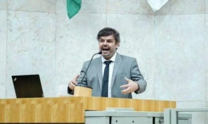 Vereador Adrilles Jorge vai à polícia após receber ameaças de morte