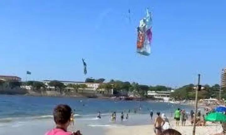 VÍDEO: balão cai na beira do mar em Copacabana e assusta banhistas