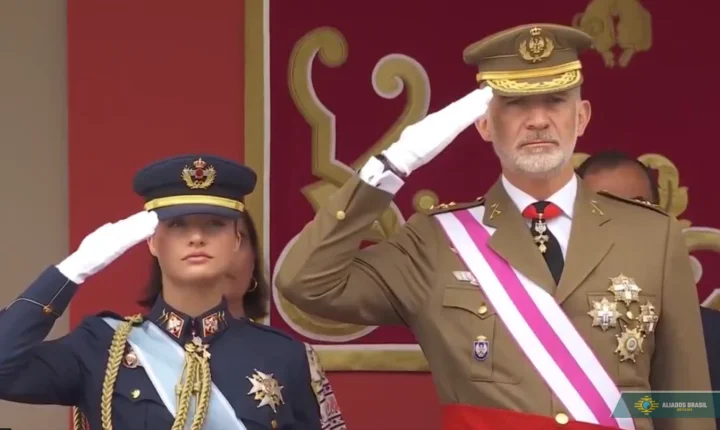 VÍDEO: Bandeira da Espanha cai durante cerimônia militar diante do rei Felipe VI