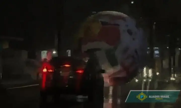 Vídeo: bola gigante rola pelas ruas de El Salvador durante tempestade