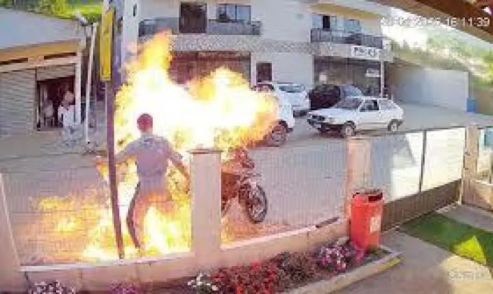 VÍDEO: Homem ateia fogo na própria moto durante fiscalização da PM e mãe fica ferida