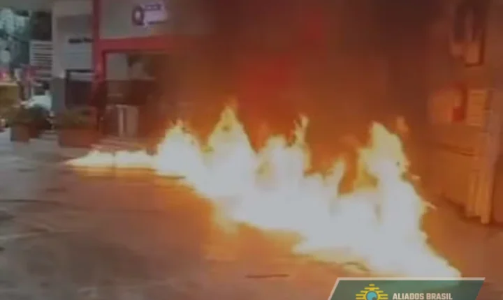 VÍDEO: Homem compra combustível na bomba, derrama no chão e ateia fogo em posto na Freguesia, Zona Sudoeste do Rio