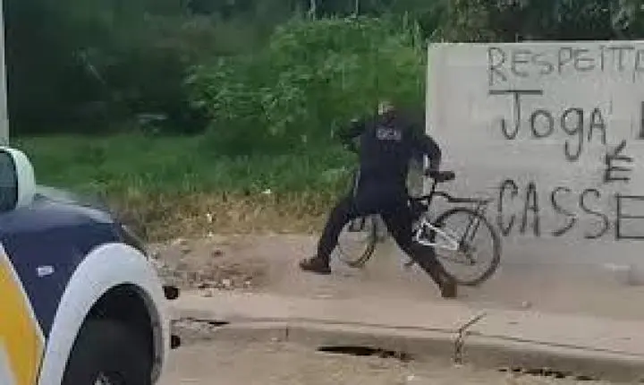 Vídeo mostra GCM jogando bicicleta de entregador em córrego em Mogi das Cruzes