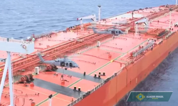 Vídeo mostra o momento em que forças dos EUA abordam petroleiro com petróleo iraniano no Oceano Índico
