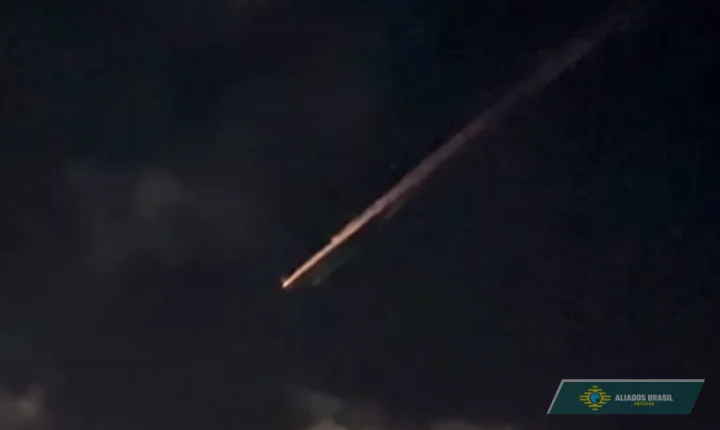 VÍDEO: Rastro misterioso ilumina o céu do Sul do Brasil e intriga moradores; fenômeno tem explicação