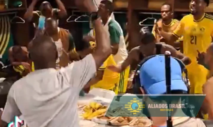 Vídeo registra Jayden Adams isolado no vestiário em meio à festa da seleção sul-africana