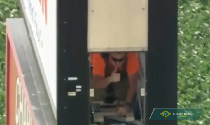 VÍDEO: Trabalhador fica preso a 40 metros de altura por mais de 6 horas após plataforma quebrar