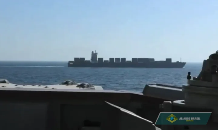 Vídeo: Tropas de Trump abrem buraco em cargueiro iraniano após navio ignorar bloqueio