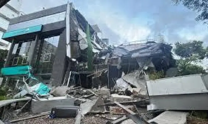Vídeo: Veja momento em que teto de aeroporto desaba na Venezuela
