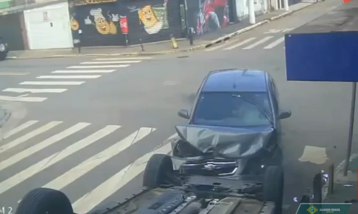 VÍDEO: Viatura da Polícia Civil capota após colisão em cruzamento na Zona Norte de SP