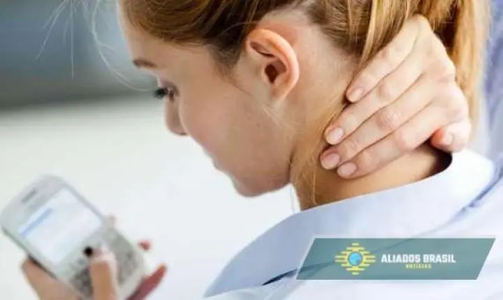 Vídeo viral ensina alongamento simples para combater “pescoço de smartphone”, corcunda e flacidez facial – mas é preciso ter cuidados